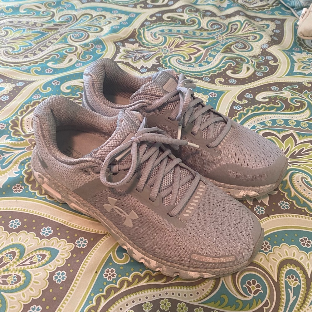 Women’s under armour Infinite sneakers